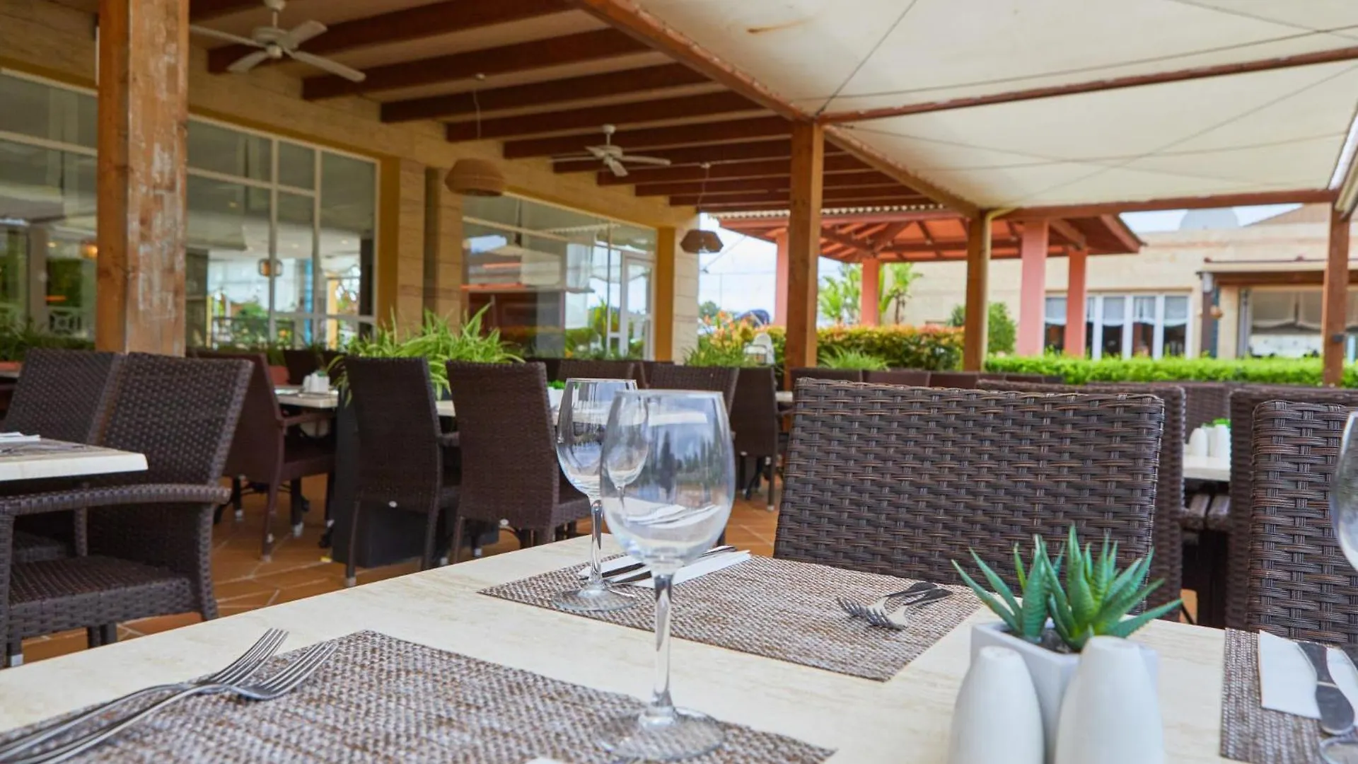 **** Hotel apartamentowy Zafiro Can Picafort Hiszpania